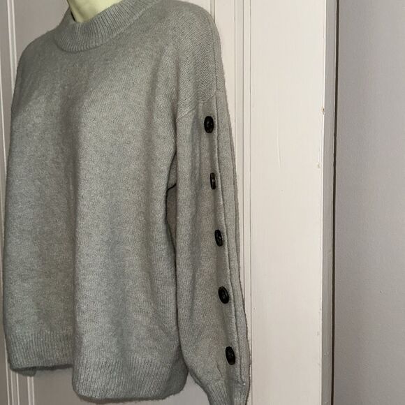 Who What Wear light green long sleeve sweater with button detail down sleeves - Picture 4 of 9